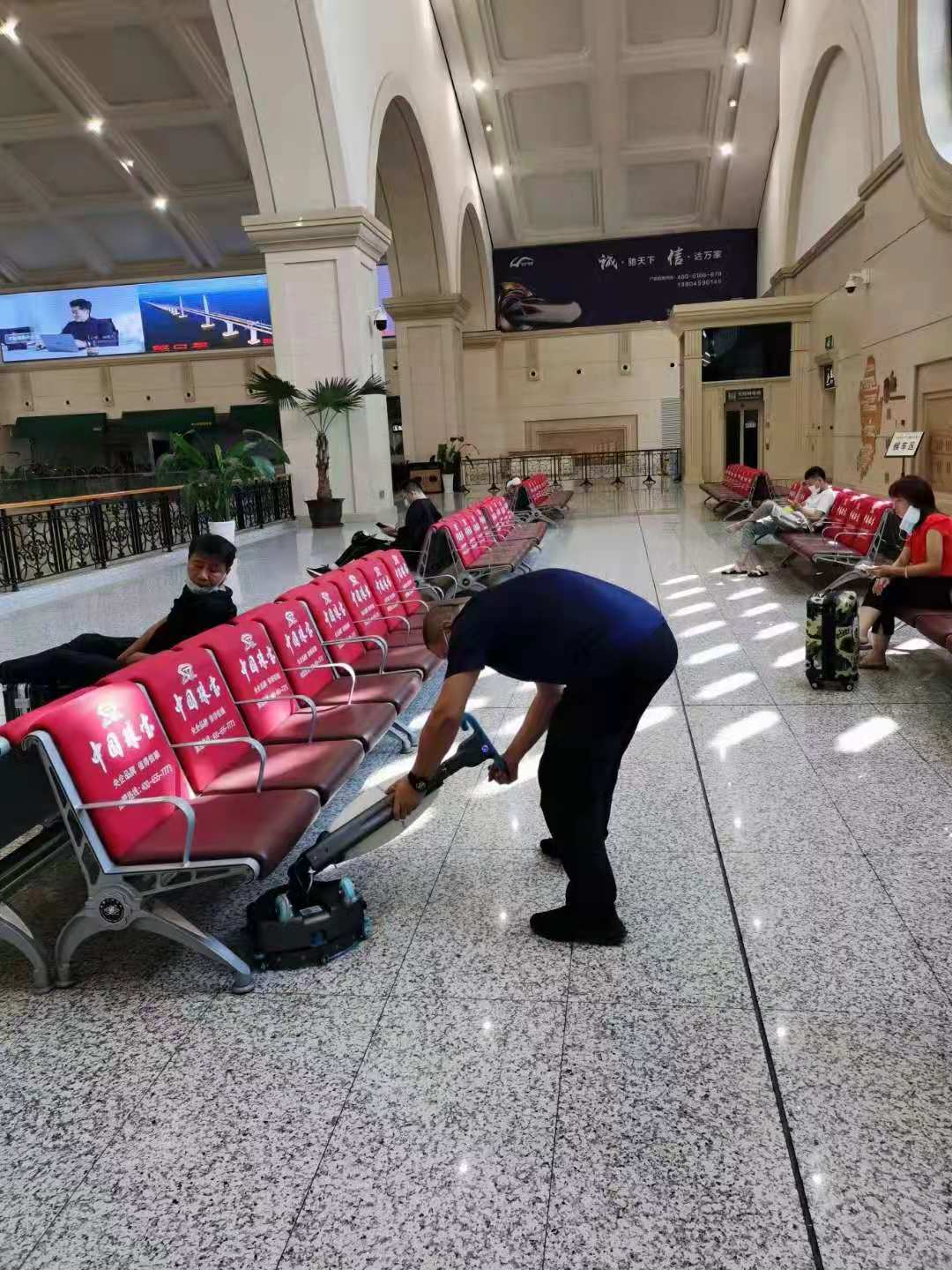 工廠車間洗地機用哪種，不同洗地機用什么不同？